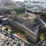 Parliamo di un edificio di 15mila metri quadri che nasconde tra le sue mura quasi novecento anni di storia: sorto per volere di Ruggero II il Normanno veglia infatti sulla citt� dal lontano 1131